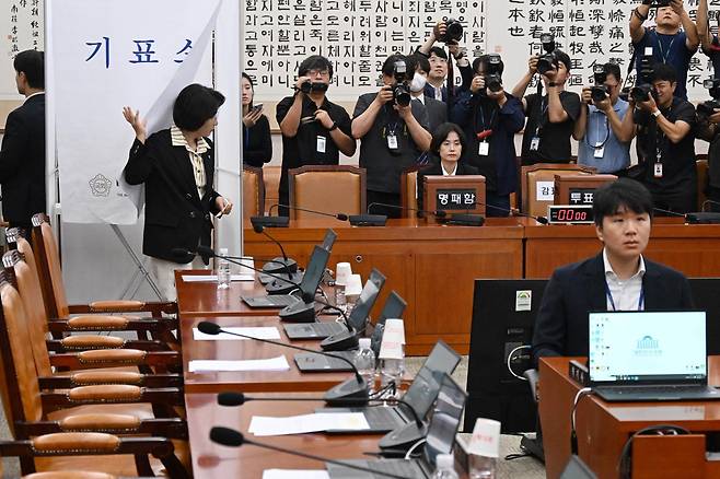 16일 오전 서울 여의도 국회에서 열린 법제사법위원회 전체회의에서 나경원 국민의힘 간사 선임에 대한 건 관련 투표가 진행되었다. 국민의힘 의원들은 참가하지 않았다