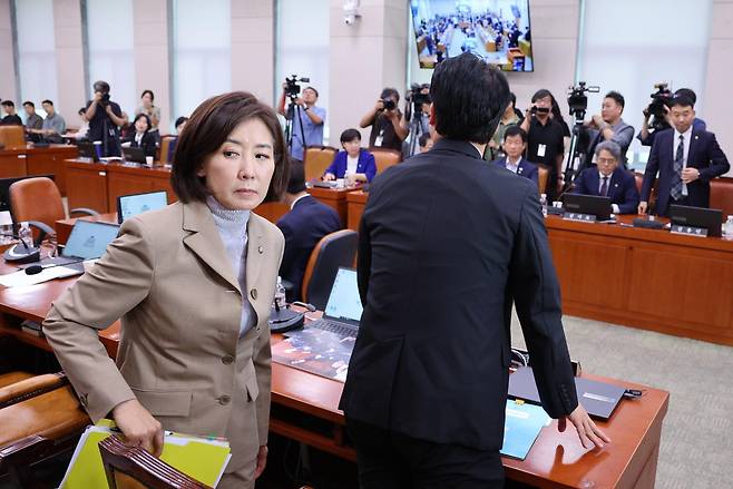 나경원 국민의힘 의원이 16일 오후 서울 여의도 국회에서 열린 법제사법위원회 전체회의에서 간사 선임의 건을 무기명 투표에 부치자 이에 반발해 퇴장하고 있다. 2025.9.16/뉴스1