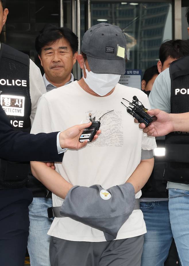 16일 오후 경기 용인시 처인구 용인동부경찰서에서 살인 및 사체유기 혐의를 받고 있는 A 씨가 구속 전 피의자 심문(영장실질심사)를 받기 위해 나오고 있다.  A 씨는 지난 11일 인천시 모처에서 틱토커 B 씨(20대·여)를 목 졸라 살해한 후 시신을 전북 무주군 한 야산에 유기한 혐의를 받고 있다. 2025.9.16/뉴스1