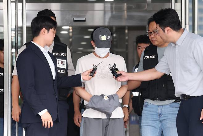 16일 오후 경기 용인시 처인구 용인동부경찰서에서 살인 및 사체유기 혐의를 받고 있는 A 씨가 구속 전 피의자 심문(영장실질심사)를 받기 위해 나오고 있다.  A 씨는 지난 11일 인천시 모처에서 틱토커 B 씨(20대·여)를 목 졸라 살해한 후 시신을 전북 무주군 한 야산에 유기한 혐의를 받고 있다. 2025.9.16/뉴스1