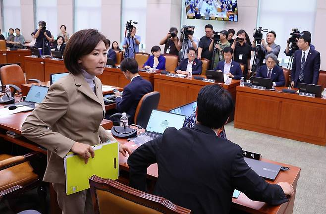 나경원 국민의힘 의원이 16일 오후 서울 여의도 국회에서 열린 법제사법위원회 전체회의에서 간사 선임의 건을 무기명 투표에 부치자 이에 반발해 퇴장하고 있다. 2025.9.16/뉴스1
