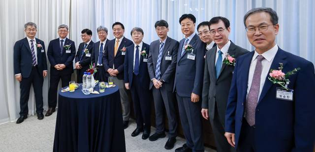 디지털타임스 AI포럼에 참석한 과학기술분야 연구기관장들이 포럼 행사에 앞서 기념촬영을 하고 있다. 왼쪽부터 권석윤 한국생명공학연구원장, 오상록 한국과학기술연구원장, 민병권 국가과학기술연구회 융합전략본부장, 박장현 한국천문연구원장, 황종성 한국지능정보사회진흥원장, 노도영 기초과학연구원장, 김경만 과학기술정보통신부 인공지능기반정책관, 김형철 소프트웨어정책연구소장, 윤지웅 과학기술정책연구원장, 조영철 한국정보보호산업협회장, 방승찬 대덕연구개발특구기관장협의회장. 박동욱기자 fufus@