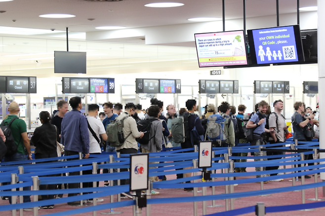 일본 도쿄 하네다공항에서 외국인들이 입국 심사를 위해 대기하고 있다. 기사와 직접적 연관 없음. 사진=연합뉴스