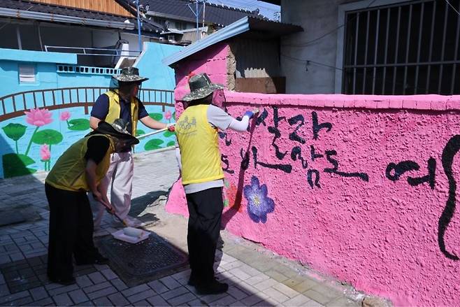 한국산업단지공단 임직원이 16일 대구 동구 서호동 일대에서 벽화 그리기 봉사활동을 진행하고 있는 모습. 한국산업단지공단 제공