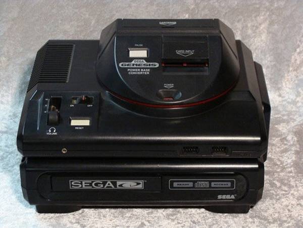 메가CD 도킹에 메가 어댑터까지 장착한 모습. 꼭 무슨 장갑차 같다