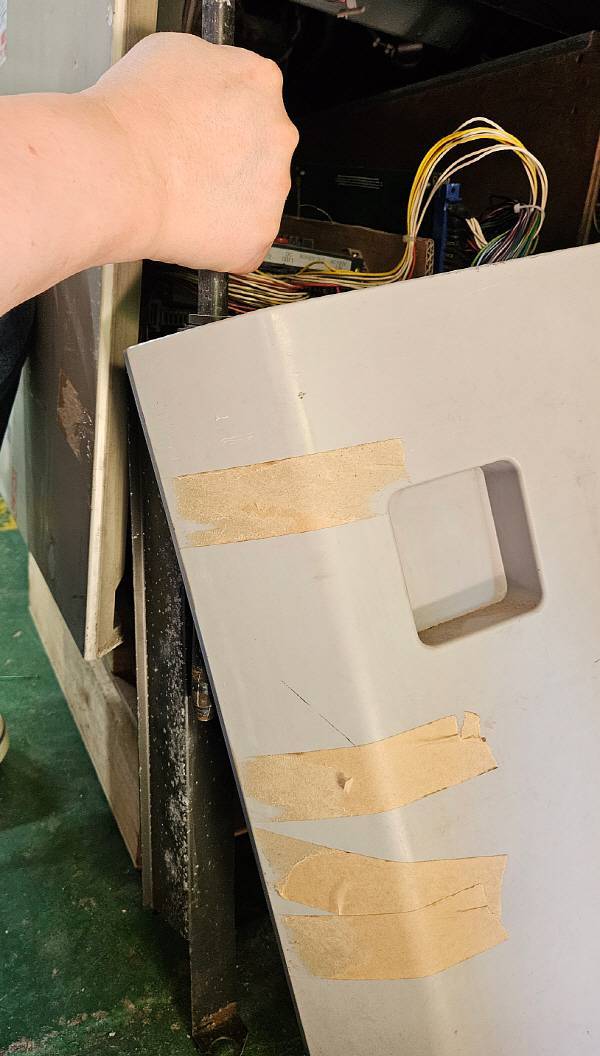 문을 뽑아냈다. 문을 고정하기 위해 붙여놨던 테이프 자국이 처참하다