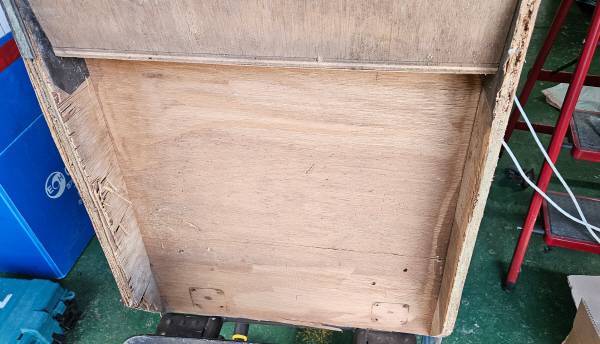 밑판 바퀴를 뜯어낸 모습. 뒤쪽에 2개의 바퀴만 존재했다