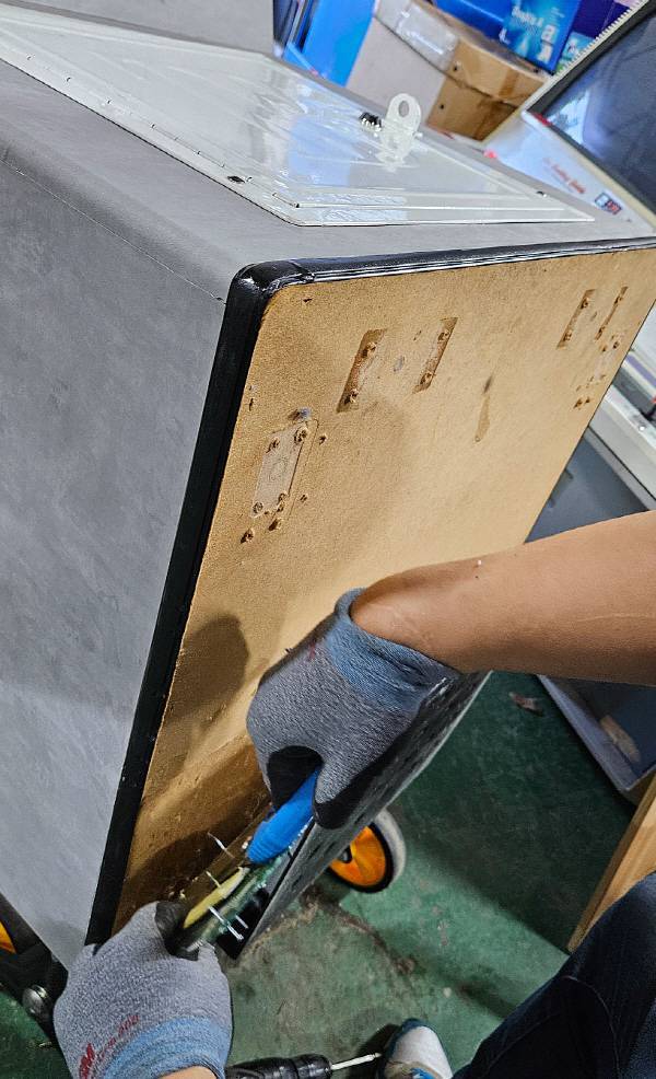 밑판을 다 뜯어내고 갈아준다