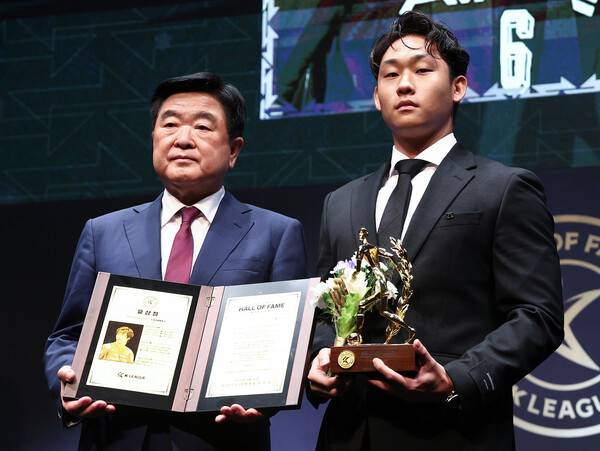고 유상철 감독의 아들 유선우씨가 16일 서울 종로구 아산정책연구원에서 열린 2025 K리그 명예의 전당 헌액식에서 권오갑 한국프로축구연맹 총재로부터 상패를 대리 수상하고 있다. 연합뉴스