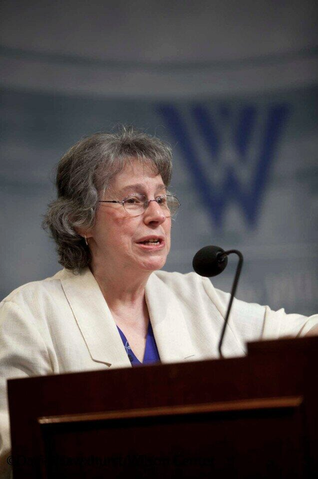 로빈 레이코프는 1972년 논문 ‘언어와 여성의 지위(Language and Woman’s Place)’와 75년 동명의 책으로 '젠더 언어학'이란 사회언어학 장르를 개척한 UC버클리 언어학자다. 그는 언어와 젠더권력에 대한 아무런 연구 사례가 없던 그 시절에 거의 혼자 엘리베이터와 식당 등에서 성별 언어 습관 사례 등을 수집, 분석해 여성의 화법이 남성과 달리 스스로를 부차적 존재로 타자화한다고, 그건 어려서부터 사회적 문화 관습적으로 그렇게 교육-강요된 결과라고 주장했다. Wilson Center, berkeley. edu