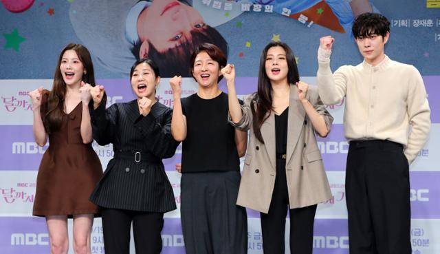 배우 조아람(왼쪽부터), 이선빈, 오다영 감독, 라미란, 김영대가 16일 오전 서울 마포구 MBC에서 열린 MBC 금토드라마 '달까지 가자' 제작발표회에서 포즈를 취하고 있다. 뉴시스