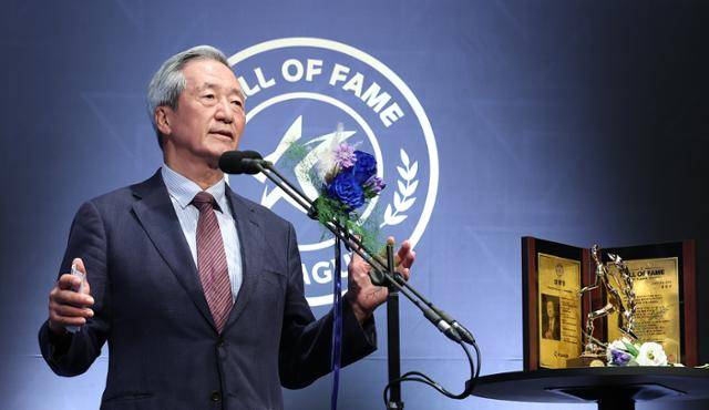 정몽준 대한축구협회 명예회장이 16일 서울 종로구 아산정책연구원에서 열린 제2회 'K리그 명예의 전당' 헌액식에서 공헌자 부문에 헌액된 후 소감을 전하고 있다. 뉴스1