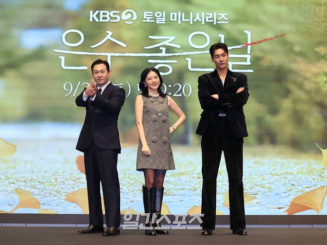 배우 박용우, 이영애 ,김영광이 16일 오후 서울 구로구 더세인트에서 열린 KBS 토일 미니시리즈 '은수 좋은 날' 제작발표회에 참석해 포토타임을 갖고 있다. '은수 좋은 날'은 가족을 지키고 싶은 학부모 강은수와 두 얼굴의 선생 이경이 우연히 얻은 마약 가방으로 벌이는 위험 처절한 동업 일지. 오는 20일 9시 20분 첫 방송. 서병수 기자 qudtn@edaily.co.kr /2025.09.16/