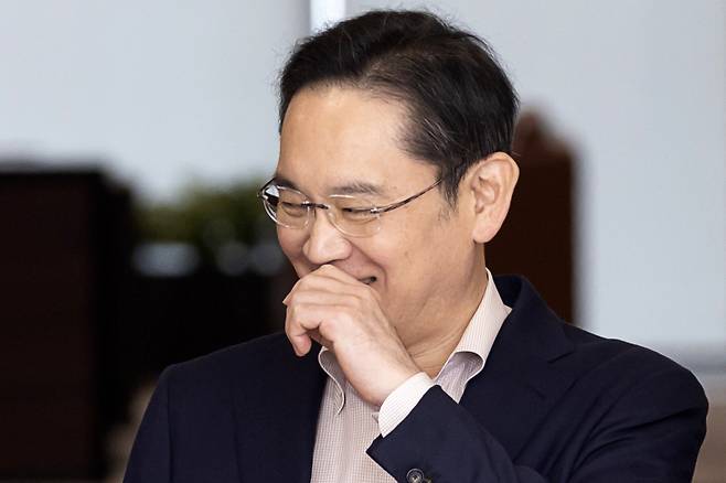 <yonhap photo-5478=""> 미소 보이는 이재용 삼성전자 회장. 연합뉴스&nbsp;&nbsp;</yonhap>