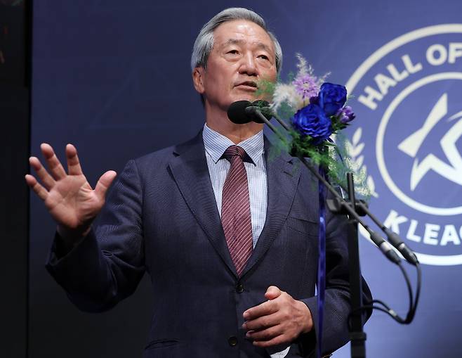 <yonhap photo-2354=""> 소감 밝히는 정몽준 대한축구협회 명예회장 (서울=연합뉴스) 김성민 기자 = 16일 서울 종로구 아산정책연구원에서 열린 2025 K리그 명예의 전당 헌액식에서 정몽준 대한축구협회 명예회장이 공헌자 부문 선정 소감을 밝히고 있다. 2025.9.16 ksm7976@yna.co.kr/2025-09-16 12:14:54/ <저작권자 ⓒ 1980-2025 ㈜연합뉴스. 무단 전재 재배포 금지, AI 학습 및 활용 금지></yonhap>