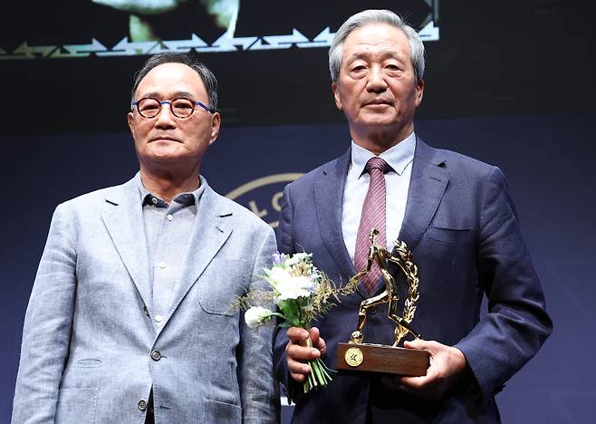 <yonhap photo-2326=""> 트로피 받는 정몽준 대한축구협회 명예회장 (서울=연합뉴스) 김성민 기자 = 16일 서울 종로구 아산정책연구원에서 열린 2025 K리그 명예의 전당 헌액식에서 정몽준 대한축구협회 명예회장(오른쪽)이 김호곤 축구사랑나눔재단 이사장에게 공헌자 부문 트로피를 받고 있다. 2025.9.16 ksm7976@yna.co.kr/2025-09-16 12:09:20/ <저작권자 ⓒ 1980-2025 ㈜연합뉴스. 무단 전재 재배포 금지, AI 학습 및 활용 금지></yonhap>