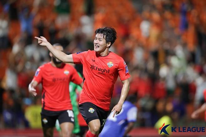 구본철의 골 세리머니. 상하이 선화를 상대로 ACLE 역사상 첫 승을 따낸 강원FC. 사진=프로축구연맹
