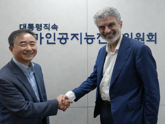 임문영 국가AI전략위원회 상근 부위원장(왼쪽)과 요슈아 벤지오 캐나다 몬트리올대 교수가 기념 촬영하고 있다. [사진=국가AI전략위원회]