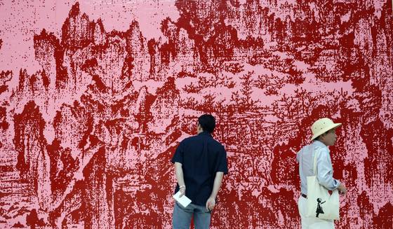 ‘2025 국제수묵비엔날레’를 찾은 관람객이 황인기의 ‘오래된 바람’을 살펴보고 있다. [연합뉴스]