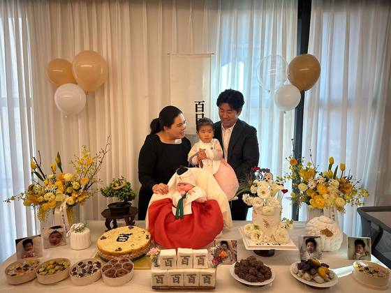 박인비(왼쪽)와 남편 남기협 코치(오른쪽)가 막내 연서(아래)의 백일잔치 때 인서와 연서를 안고 있다. [사진 박인비 인스타그램]