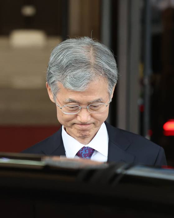 조희대 대법원장이 15일 오후 서울 서초동 대법원 청사를 나서고 있다. 조 대법원장은 내란전담재판부 설치에 이견을 표한 뒤 더불어민주당으로부터 사퇴 압박을 받고 있다. [뉴스1]