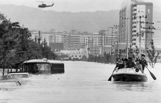 과거 한강은 홍수의 주범이었다. 84년 물난리로 서울 풍납동 일대가 잠겨 있다. [중앙포토]