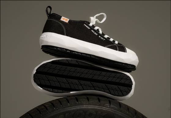 한국타이어앤테크놀로지가 업사이클링 브랜드 ‘트레드앤그루브’와 함께 폐타이어를 재활용해 제작한 특별 스니커즈. 단순한 재활용을 넘어 지속가능 패션 아이템으로 자리매김하고 있다. [사진 한국타이어앤테크놀로지]