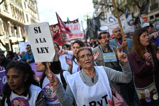 12일 아르헨티나 부에노스아이레스의 주요 소아과 의사와 간호사들이 밀레이 대통령이 긴축 정책의 일환으로 관련 분야 예산 증액에 거부권을 행사한 데 항의하는 행진을 벌였다. AP=연합뉴스