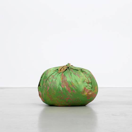 김수자, 보따리, 헌 이불보와 옷, 70x66x48cm, 2022. [사진 김수자스튜디오]