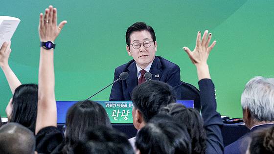 이재명 대통령이 12일 춘천 강원창작개발센터에서 ‘강원의 마음을 듣다’ 타운홀 미팅에 참석한 가운데 도민들이 질문을 위해 손을 들고 있다. 대통령실사진기자단