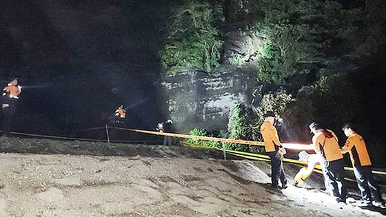 안전 조치를 하는 소방 관계자. 사진 제주도 소방안전본부