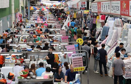 대구 중구 서문시장이 장을 보러 나온 시민들로 북적이고 있다. 연합뉴스