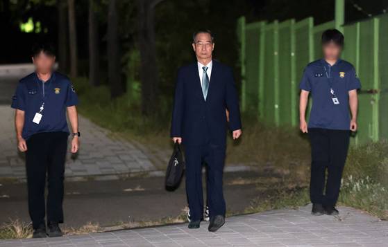 윤석열 전 대통령의 내란 방조 및 위증 등 혐의를 받는 한덕수 전 국무총리가 지난달 27일 구속영장이 기각돼 경기도 의왕 서울구치소를 나서고 있다.
