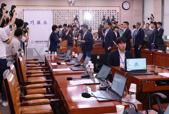 더불어민주당 법사위 소속 위원들이 16일 국회에서 열린 법제사법위원회 전체회의에서 나경원 국민의힘 간사 선임의 건에 대한 무기명 투표를 하고 있다. 국민의힘 의원들은 투표에 참여하지 않았다. 임현동 기자