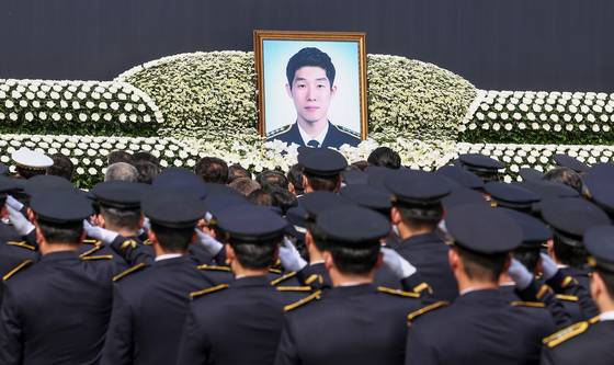지난 15일 인천 서구 인천해양경찰서에서 '해양경찰관 고(故) 이재석 경사 영결식'이 엄수되고 있다. 연합뉴스