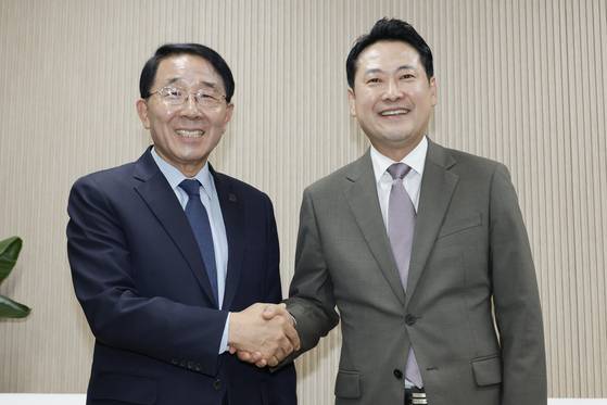 국민의힘 장동혁 대표가 16일 서울 종로구 한국기독교교회협의회를 방문해 김종생 총무와 악수하고 있다. 연합뉴스