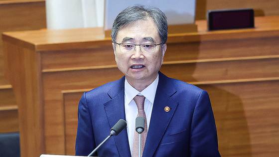 조현 외교부 장관이 16일 국회 본회의장에서 열린 외교 통일 안보 분야 대정부질문에서 의원들 질의에 답하고 있다. 임현동 기자