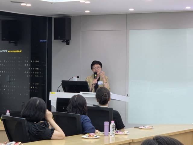 ▲ 재경강릉여고동문회(회장 심현숙)가 주최하는 제3회 목련포럼이 지난 15일 배화여대에서 강릉 출신 박영순 건축사의 초청 특강으로 열렸다. 김여진 기자