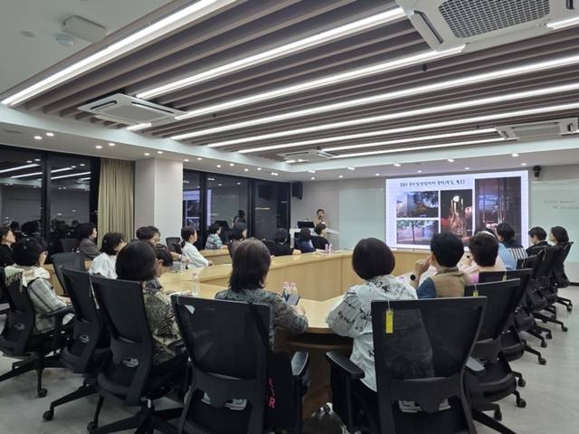 ▲ 재경강릉여고동문회(회장 심현숙)가 주최하는 제3회 목련포럼이 지난 15일 배화여대에서 강릉 출신 박영순 건축사의 초청 특강으로 열렸다. 김여진 기자