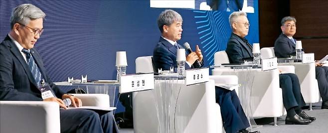 < 방산 수출전략 발표 > 15일 ‘코리아 인베스트먼트 위크(KIW) 2025’에서 윤성현 국방기술진흥연구소 방산진흥본부장(왼쪽부터), 류광수 한화에어로스페이스 부사장, 이정엽 현대로템 부사장, 최종원 한국항공우주산업 전략본부장이 각사의 수출 전략 등을 발표하고 있다.  최혁 기자