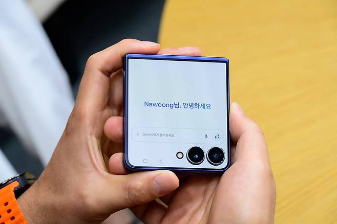 한나웅 삼성전자 모바일경험(MX)사업부 프레임워크개발팀 프로가 갤럭시Z플립7을 펼치지 않은 상태로 플렉스윈도우에서 제미나이를 호출하는 원(One) UI 8 기능을 설명하고 있다. 사진=삼성전자