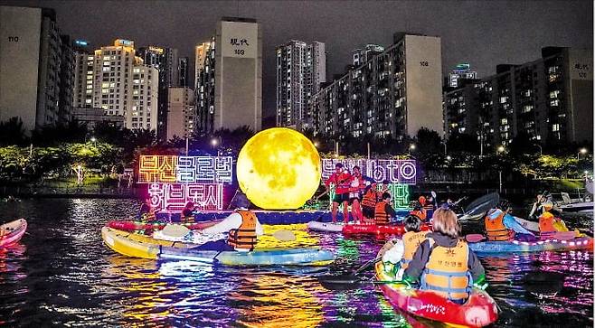 지난해 부산 수영강에 펼쳐진 ‘2024 부산 별빛강 수영강 야간 LED 카약 체험’. /부산관광공사 제공
