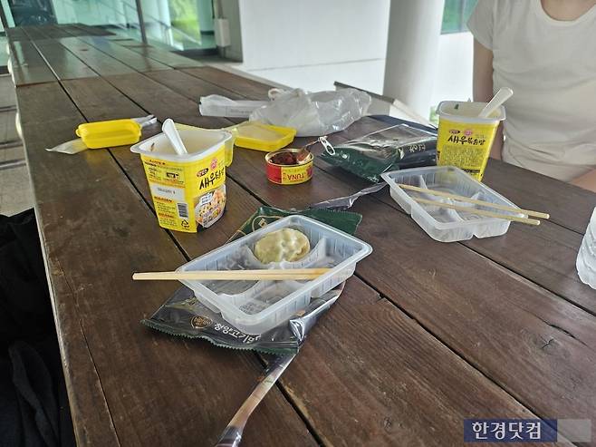 천원매점에서 구매한 음식으로 점심을 해결하는 모습/사진=유지희 기자