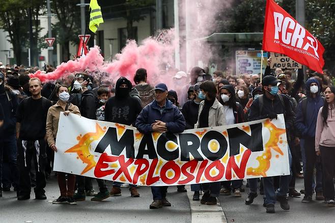 프랑스 전역에서 에마뉘엘 마크롱 대통령 퇴진 등을 요구하는 대규모 시위 ‘국가 마비 운동’이 이어지고 있다. 마크롱 대통령이 주도한 연금개혁과 프랑수아 바이루 전 총리가 밀어붙인 재정 긴축안이 큰 반발을 불러일으키면서다. 13일(현지시간) 낭트에서 ‘모든 것을 멈춰 세우자’(Bloquons Tout)라는 이름의 시위가 열린 가운데 시위대가 마크롱 정권에 항의하는 배너를 들고 행진하고 있다. 프랑스에서는 오는 18일 대규모 총파업이 예고돼 있다. 사진=로이터연합뉴스