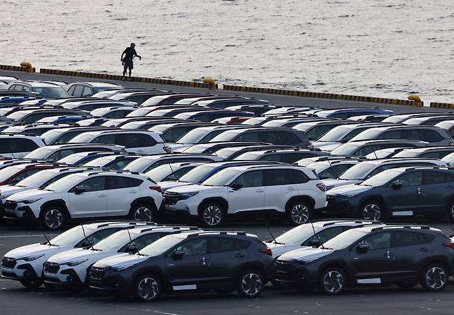 지난 7월23일 일본 도쿄 요코하마 산업 항구 차량 보관장에 차들이 늘어서 있다. 로이터연합뉴스