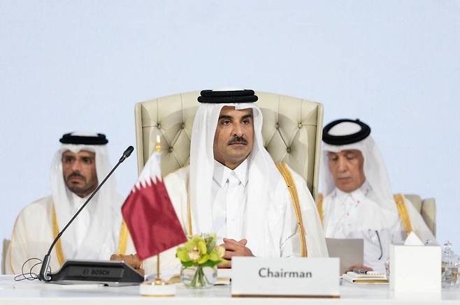 카타르의 군주(에미르) 셰이크 타밈 빈 하마드 알사니가 15일(현지시간) 카타르 도하에서 이스라엘의 공격에 대해 논의하기 위해 아랍-이슬람 긴급 정상회의 개막에 참석하고 있다. 로이터연합뉴스
