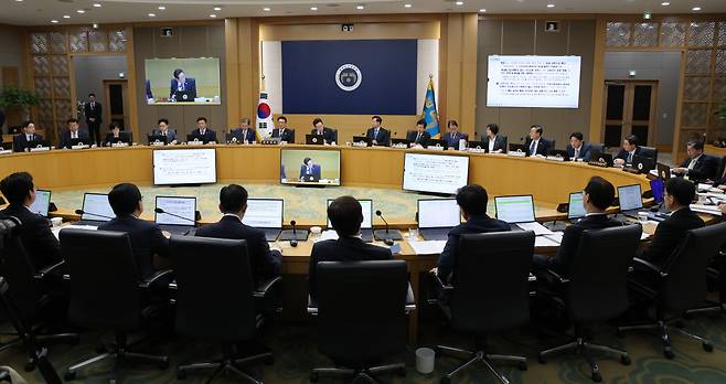 “5극3특 속도 낼 것” 이재명 대통령이 16일 정부세종청사에서 열린 국무회의에서 모두발언을 하고 있다. 이 대통령은 이날 취임 후 처음으로 세종청사에서 국무회의를 주재했다. 대통령실사진기자단