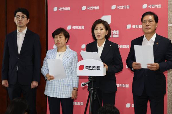 나경원 의원 등 국민의힘 법제사법위원회 위원들이 15일 국회에서 조희대 대법원장에 대한 여당의 사퇴 요구를 비판하고 있다. 연합뉴스