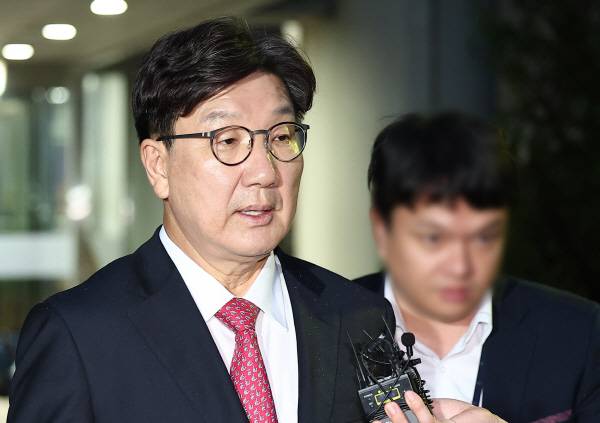 윤석열 정부와 통일교 간 ‘정교 유착’의 발단으로 지목된 국민의힘 권성동 의원이 16일 서울 서초구 서울중앙지법에서 열린 구속 전 피의자 심문(영장실질심사)을 마친 뒤 대기 장소인 서울구치소로 향하고 있다. 연합뉴스