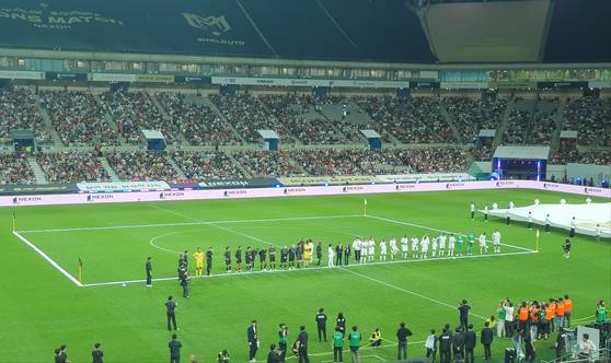 The legends line up to greet the fans at Seoul World Cup Stadium in western Seoul on Sept. 13. [THOMAS MCCARTHY]